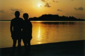 tramonto maldiviano con coppia.